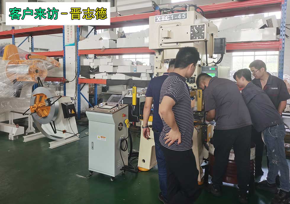 客戶(hù)考察壓力機(jī)